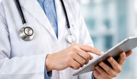 Médico con tableta